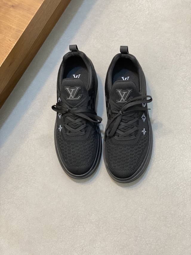 Louis Vuitt路易威登 -高端品质 原单 -鞋面：品牌飞织布匹、品牌塑胶模块、鞋舌.鞋身.注塑品牌Logo图腾 -内里：品牌帆布 -大底：超轻Tpu发泡