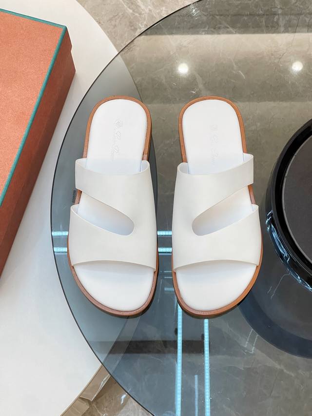 Loro Piana 诺悠翩雅 ，Lp 炸街男神春夏拖鞋新品专柜同步，鞋面意大利进口牛皮面料，高品质拼接工艺，鞋底：原厂特供原版底，独家活动成型底超级舒适，原厂