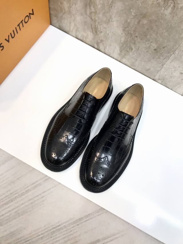顶级原版： 品牌：Louis*Vuitton 路易威登 标准码：38 44 45定做 等级：原单 材料：原版牛皮 胎牛皮内里 顶级原版真皮大底 款式类别：男士时