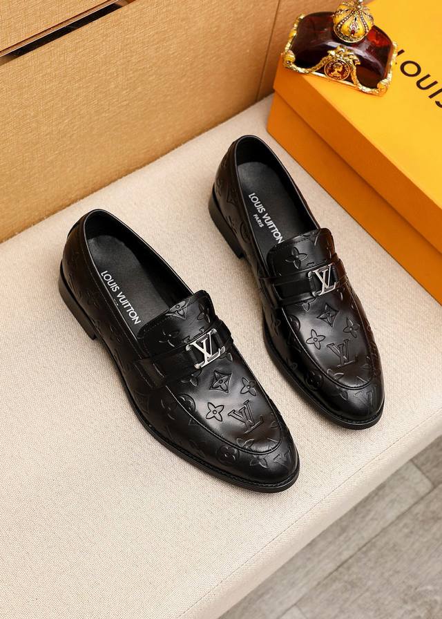 商品商标：Louis Vuitton 路易威登 休闲皮鞋 正码码数: 39-44 38.45.46订制 商品材料：精选 进口头层小牛皮压花鞋面+奢华五金扣，进口