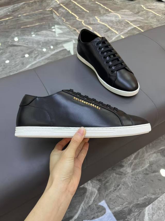 Dolce&G男士小牛皮运动鞋 Portofino Yacht 鞋履,设计简约百搭,鞍皮鞋底别具巧思。Dolce &G徽标尾翼锦上添花。 进口牛皮+橡胶大底 S