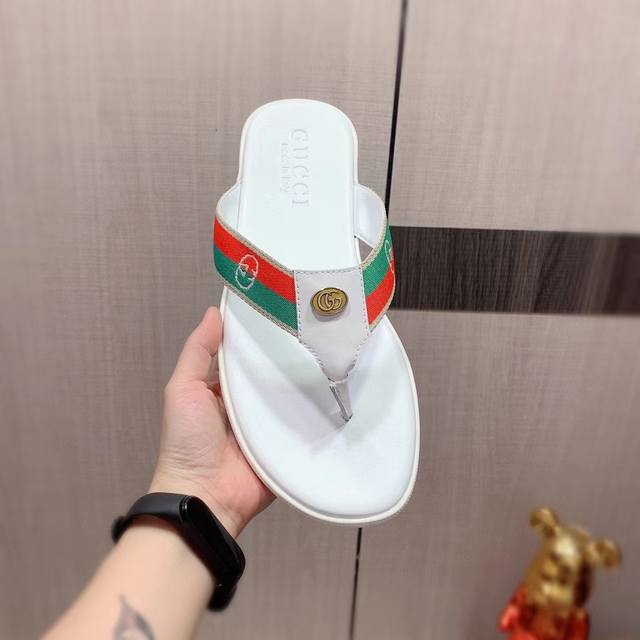 拖鞋: 新款: 厂价 G奇* 系列拖鞋顶级代购男士 专柜同步发售，意大利进口原版精选牛皮，做工考究， ，鞋底： 超舒适 原厂特供原版底，独家双层活动成型底超级舒