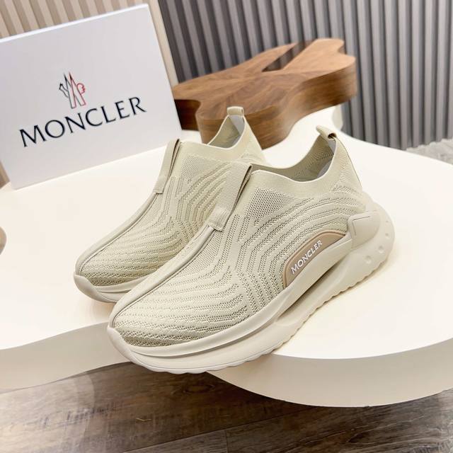 Moncler 蒙口男士系带休闲运动鞋，具有舒适防滑性能，采用一体成型进口飞织科技面料制成，兼备创新、功能性与图形细节于一体，诠释潮流时尚。大底采用Tpu+橡胶