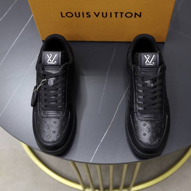 出厂价Pp： 顶级原单 品牌： Louis Vuitton Lv.路易威登 材质： 原工厂P牛皮材料 1：1原板大底 舒适内里 款式类型：休闲运动 板鞋 等级：