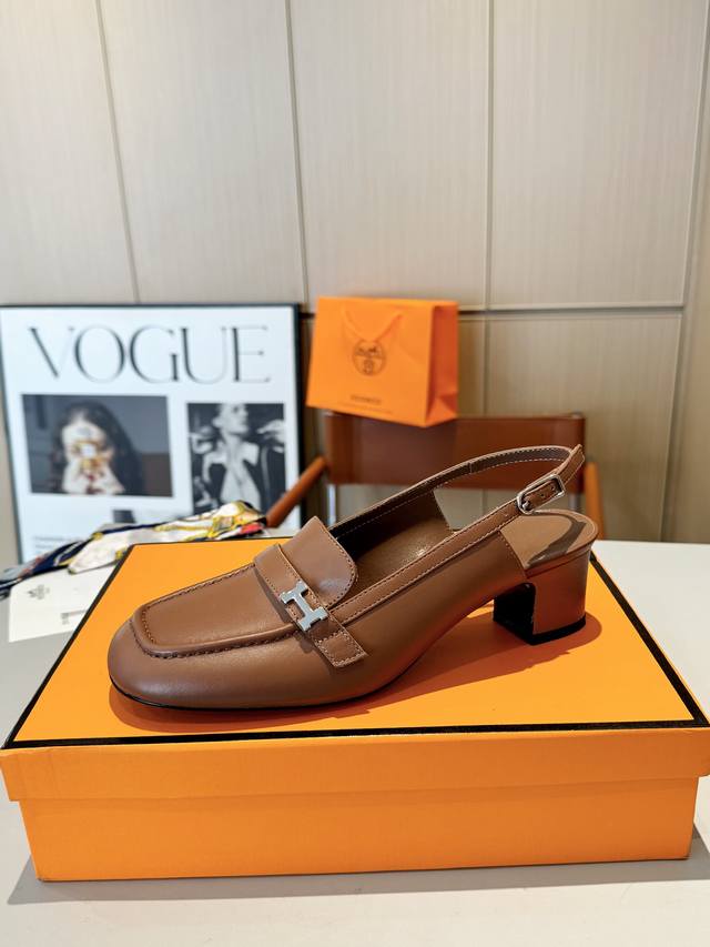 爱马仕Hermes Groupie方头H扣穆勒鞋半拖高跟鞋和平跟鞋；专柜的脚感无敌了，Groupie 穆勒鞋H扣帆布和小牛皮搭配迷你银色Paris鞋扣和撞色滚边