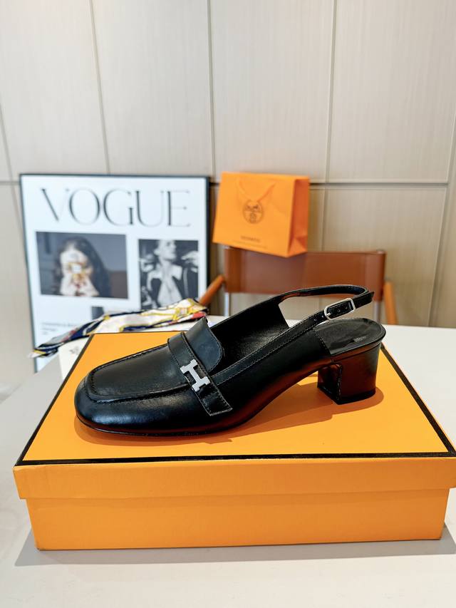 爱马仕Hermes Groupie方头H扣穆勒鞋半拖高跟鞋和平跟鞋；专柜的脚感无敌了，Groupie 穆勒鞋H扣帆布和小牛皮搭配迷你银色Paris鞋扣和撞色滚边