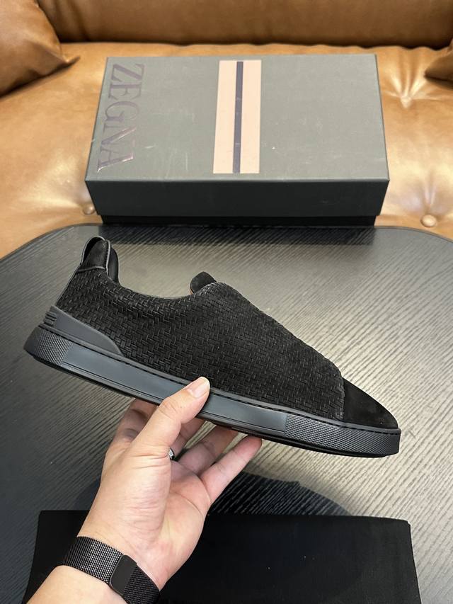 热卖款！杰尼亚 休闲运动鞋 这款 Triple Stitch 低帮运动鞋以柔软的牛皮搭配麂皮制成，为休闲鞋履注入精致格调。标志性三重交叉弹性细节彰显出传统皮鞋的