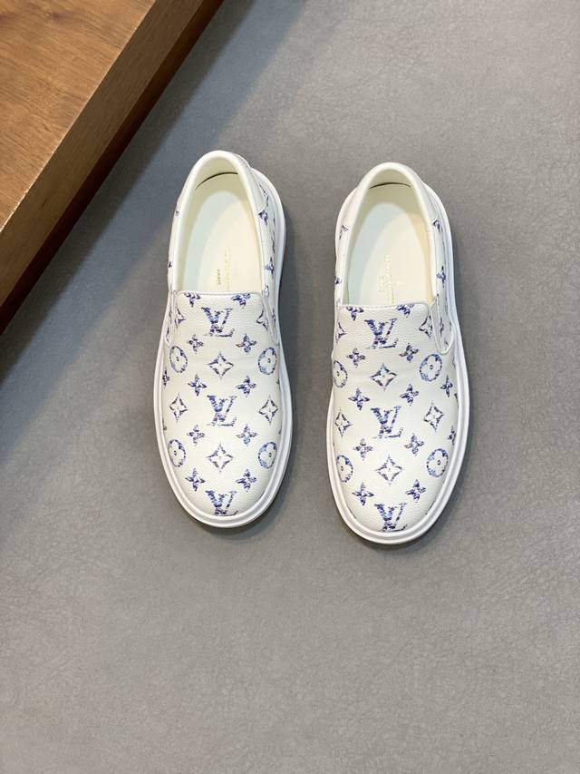 Louis Vuitton 路易威登 -高端品质 原单 -鞋面：意大利进口小牛皮、压花品牌Logo -内里：牛皮内里，牛皮垫脚 -大底：超轻Tpu发泡成型大底
