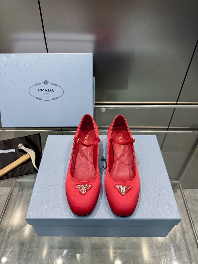 Prada 普拉达 Ss春夏新品 闪亮登场 玛丽珍凉鞋，小红书各大博主推荐，妥妥的学院风通勤1-1开发 面料 ：漆皮 绒面 羊皮内里 跟高:4Cm 码数：35一