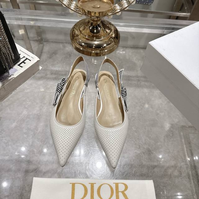 Dior迪奥尖头平底高跟凉鞋 迪奥 Dior 25春夏季新款织带女鞋 激光冲孔高端技术 重工艺制作 顶级版 上脚舒适透气 清凉 穿出不一样的风格 材质：进口牛皮