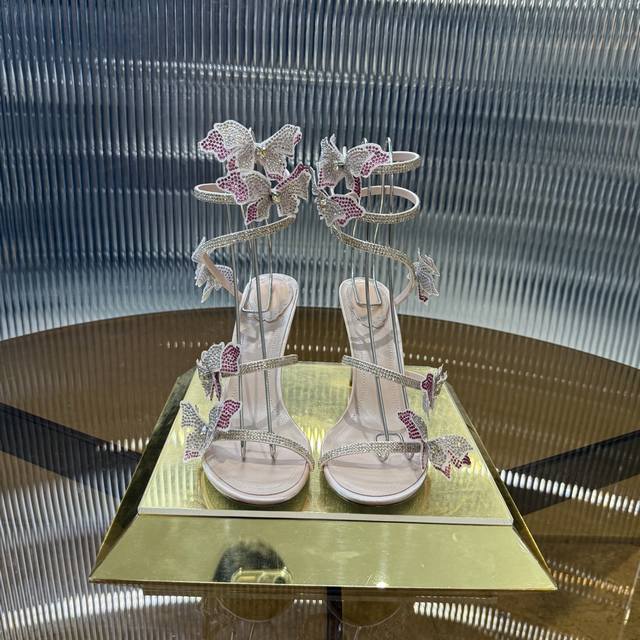 顶级版 R C 2025S 重工Rc蛇形爆红系列，纯手工巧艺制作水钻防生蝴蝶，真丝缠绕脚环细高跟凉鞋℡ 商品描述:手工制作的蝴蝶灵动自带仙气！所以这是一款仙气飘