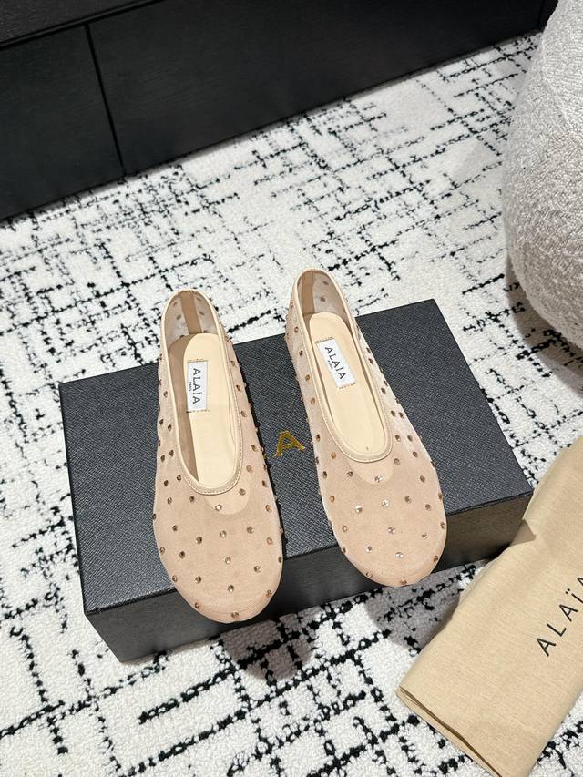 Alaia 新款网纱烫钻平底单鞋 原版购入法国一线奢侈品牌Alaia 阿莱亚24Ss法式仙女芭蕾舞平底跳舞鞋，Alaia品牌源自其创始人，Azzedine Al