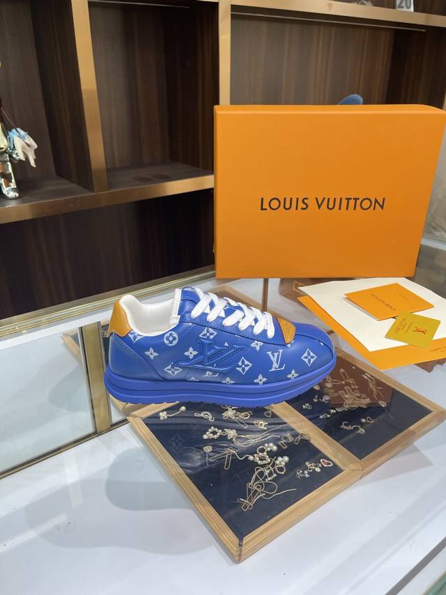 男20 Lv 2025秋冬情侣鞋来啦！ 被问爆的Lv秋冬王炸单品！ 2025官网最新款面包鞋情侣档上线啦 #原版党狂喜 整张头层牛皮打造 经典老花字母标细节全部