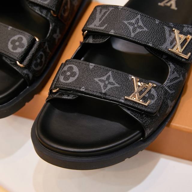 情侣款 拖鞋 Louis Vuitton 路易威登情侣款 新款凉鞋 Lv Sunset Comfort平底凉鞋以精致拉菲草鞋面道出手工艺格调，搭配韧性鞋垫和轻盈