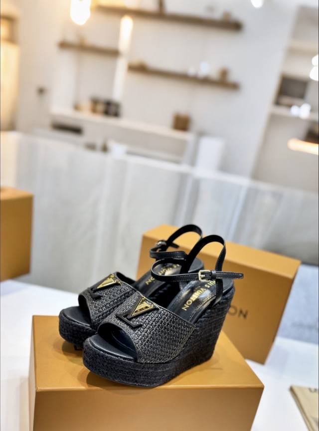 最新款Vuitton Loui .馿家系列￣￣￣￣￣ 原版大底 ★顶级版本 ★原版开发 独家开模 ★码数35 42