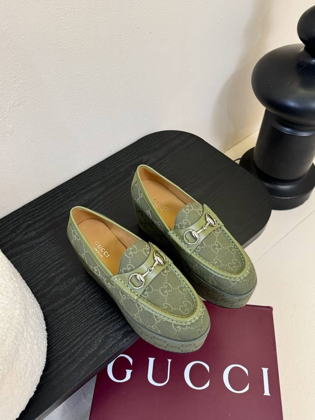 工厂P价 女装女鞋 运动原单 Gucci 古驰经典马衔扣厚底乐福鞋 厌倦了千篇一律的平底单调？ 渴望一双鞋重塑气场 解锁时髦新高度？ 厚底马衔扣乐福鞋 你的时尚