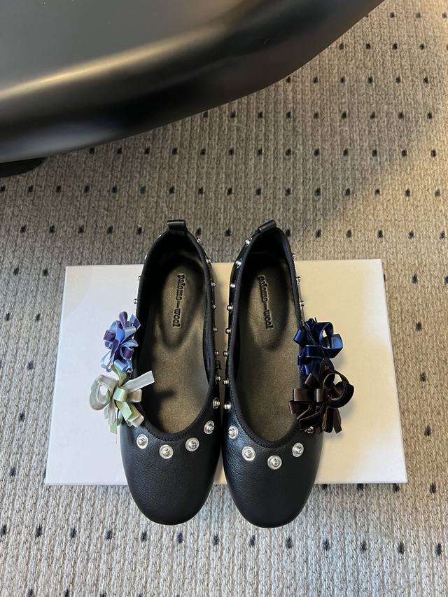 工厂P价 女装女鞋 运动原单 小众品牌 Paloma-Wool 2025春夏新款花朵芭蕾舞鞋铆钉平底单鞋 超级漂亮，为花而生的芭蕾鞋，可Diy搭配。这款鞋设计也