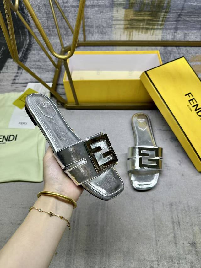 工厂P价 女装女鞋 运动原单 Fendi最新爆款方头平底拖鞋，银色面料+金属Ff五金扣件，搭配同色内里垫脚，35-42码，橡胶大底