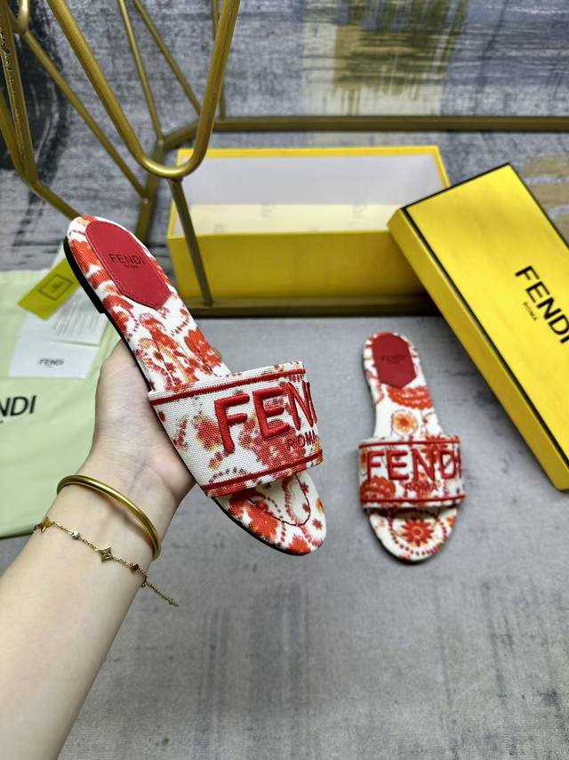 工厂P价 女装女鞋 运动原单 Fendi最新爆款宽带厚平底拖鞋，米白色牛仔布材质，饰有红色印花图案，同色皮革内底，红色Fendi纱线刺绣，35-42码，普通大底