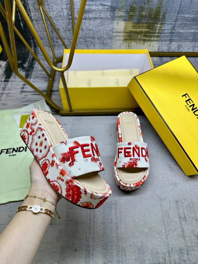 工厂P价 女装女鞋 运动原单 Fendi最新爆款宽带厚底拖鞋，米白色牛仔布材质，饰有红色印花图案，同色皮革内底，红色Fendi纱线刺绣，35-42码