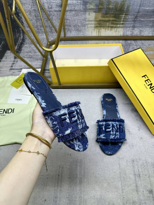 工厂P价 女装女鞋 运动原单 Fendi最新爆款宽带平底拖鞋，深蓝色牛仔布材质，饰有浅色撞色印花图案，同色羊皮垫脚，同色Fendi纱线刺绣，35-42码，橡胶大