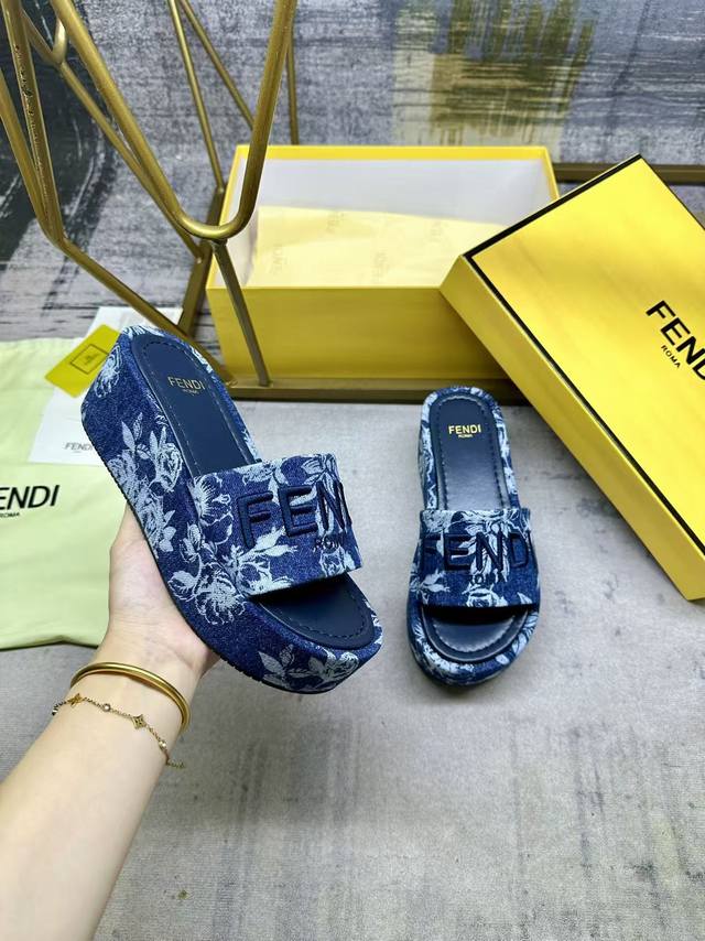 工厂P价 女装女鞋 运动原单 Fendi最新爆款宽带厚底拖鞋，深蓝色牛仔布材质，饰有浅色撞色印花图案，同色皮革内底，同色Fendi纱线刺绣，35-42码