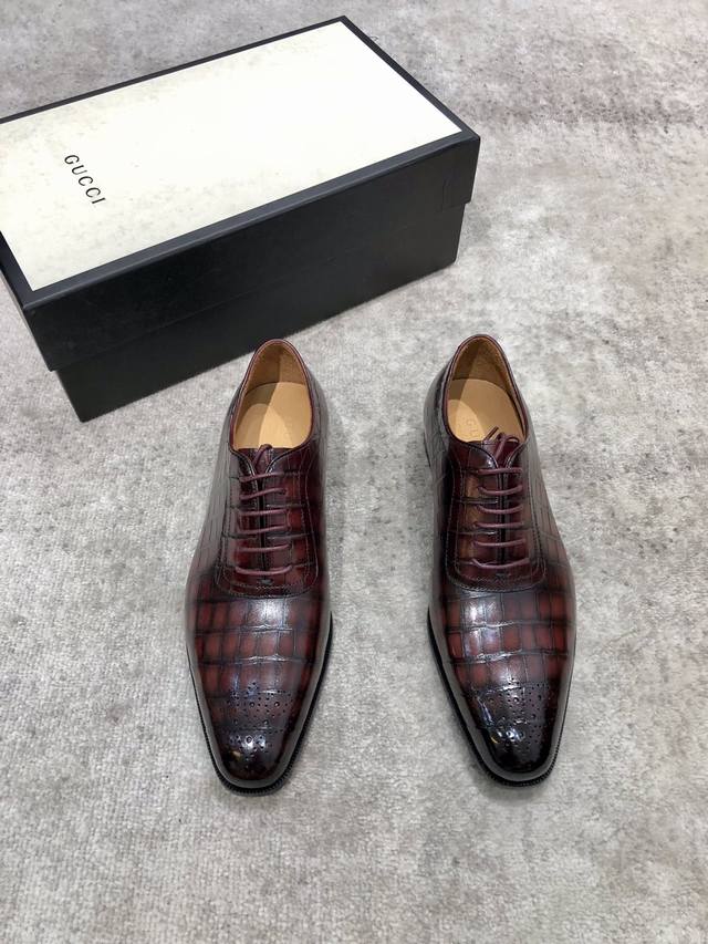 调工厂P价 男装男鞋 运动原单 Gucci 男士经典牛津鞋男士商务正装皮鞋 经典款 极致艺术 全鞋采用进口打蜡饮奶牛牛皮古法手工描改擦色 酒红 精挑细选 毛孔细