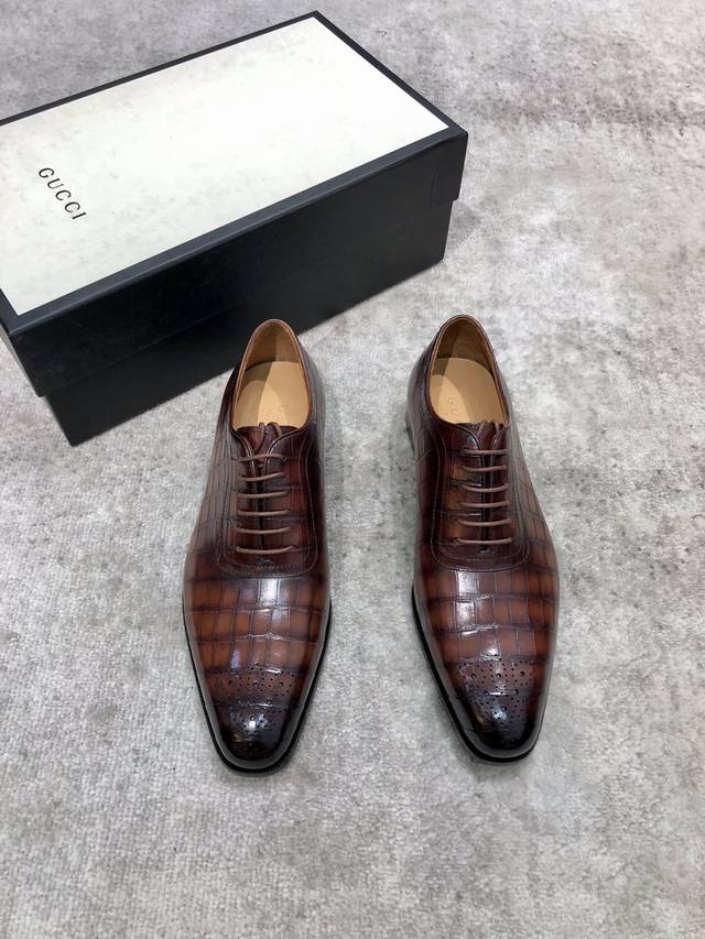 调工厂P价 男装男鞋 运动原单 Gucci 男士经典牛津鞋男士商务正装皮鞋 经典款 极致艺术 全鞋采用进口打蜡饮奶牛牛皮古法手工描改擦色 棕色 精挑细选 毛孔细
