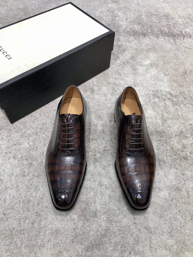 调工厂P价 男装男鞋 运动原单 Gucci 男士经典牛津鞋男士商务正装皮鞋 经典款 极致艺术 全鞋采用进口打蜡饮奶牛牛皮古法手工描改擦色 咖色 精挑细选 毛孔细