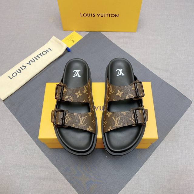 调工厂P价 女装女鞋 运动原单码数38-45 L奢品Trainer 凉拖鞋，选用进口胶料色材质，轻盈舒适。鞋面打印工艺。2 条可调节饰带搭配蓝色金属质感搭扣，带