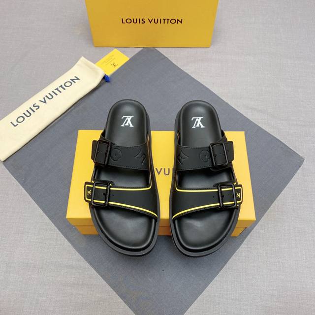 调工厂P价 男装男鞋 运动原单码数38-45 L奢品Trainer 凉拖鞋，选用进口胶料色材质，轻盈舒适。鞋面打印工艺。2 条可调节饰带搭配蓝色金属质感搭扣，带