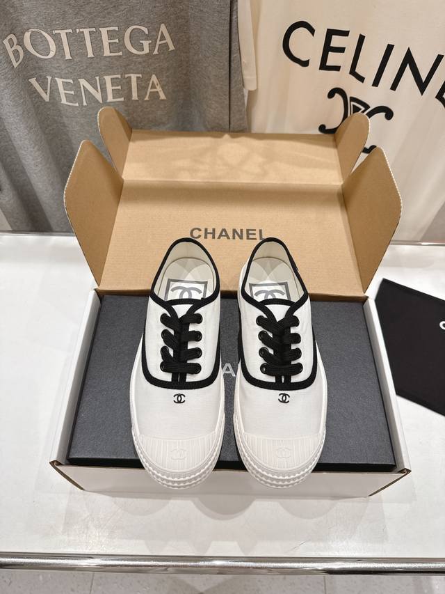 出厂价P Chanel* 小香2025Ss最新休闲鞋，目前超级流行的饼干鞋 网红明星小红书狂追热推 发售蠢萌可爱的造型带了点复古味！ 造型特殊，很有辨识度， 显