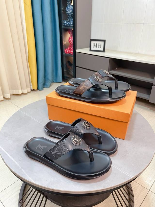 出厂价P Lv-路易威登 新品男士凉拖鞋，高端精品，鞋面精致压花Logo装饰，精细做工，鞋底超软，休闲宽松舒适型，夏季必入哦！ Size：38-44