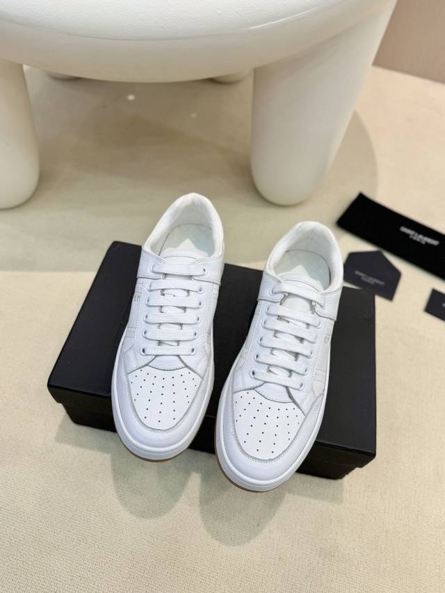 出厂价P Saint Laurent 圣罗兰 Sl61春夏最新爆款休闲系列 原版购入 一比一复刻 ，新鲜血液注入加休闲复古的设计，超好看百搭，鞋面采用牛皮冲孔拼