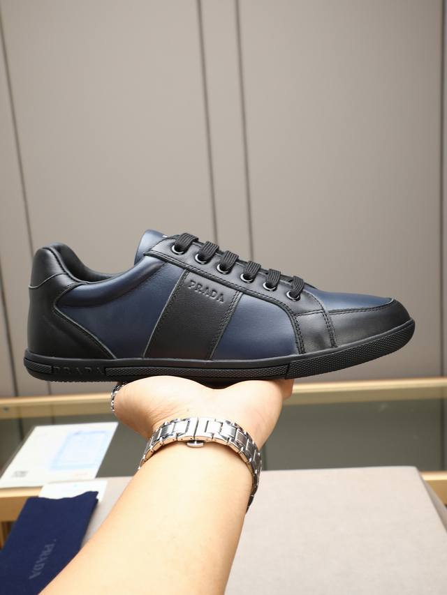 P家新品男士休闲鞋，选用头层牛皮打造，橡胶大底，脚感非常舒适，运用柔和简洁的线条。鞋底轻盈而稳固，带有标志性品牌，鞋舌饰有丝网Logo，彰显别具一格的魅力38-