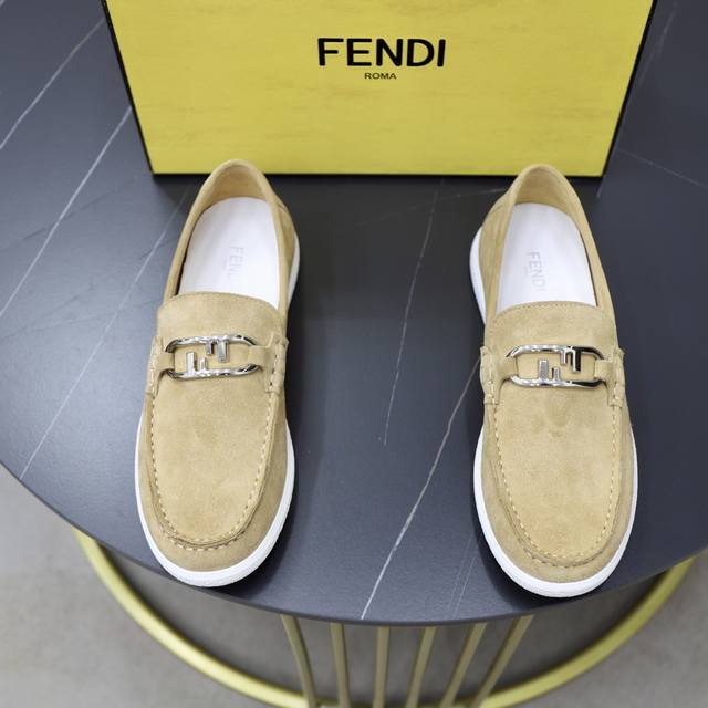 出厂价Pp： 品牌：芬迪Fendi 标准码：39-44 38、45、46订做 等级：官网同款 材料：原版牛皮 反毛皮 拼接 舒适透气牛皮内里 轻便耐磨运动大底