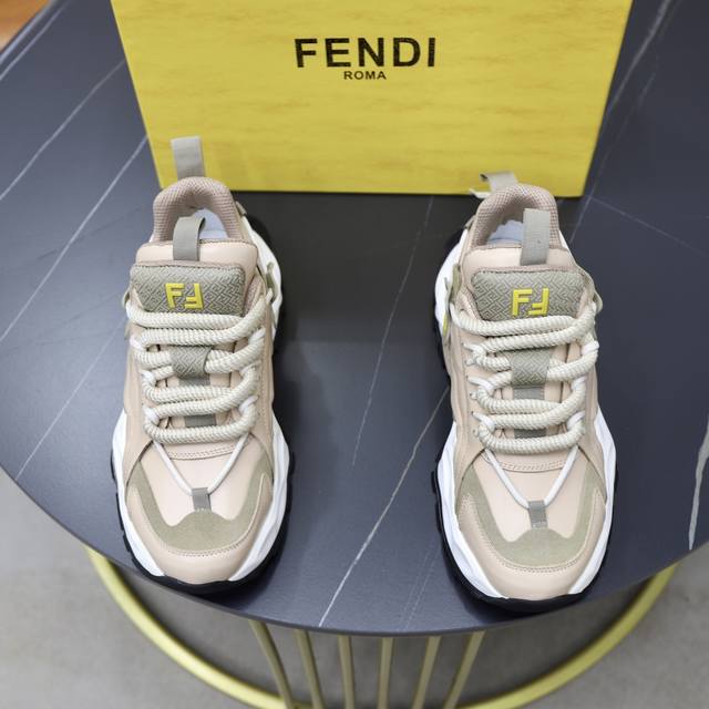 出厂价Pp： 品牌：芬迪Fendi 标准码：39-44 38、45、46订做 等级：官网同款 材料：原版皮料拼接 舒适透气内里 轻便耐磨运动大底 款式类别：男士