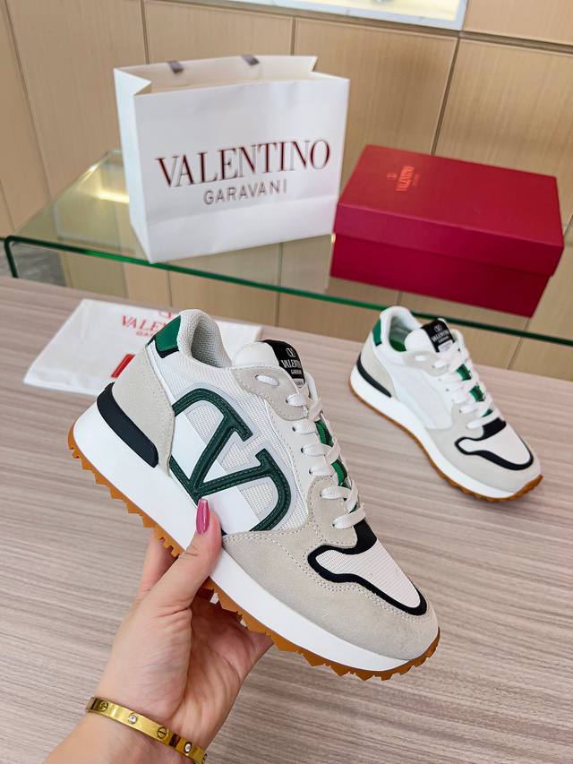 实价： 华伦天奴 Valentino 新款慢跑鞋 鞋身超大V Logo搭配鞋舌细节铭牌，体现出独特的3D视觉效果，吸睛天花板。 鞋面采用反绒牛皮搭配原版尼龙网布