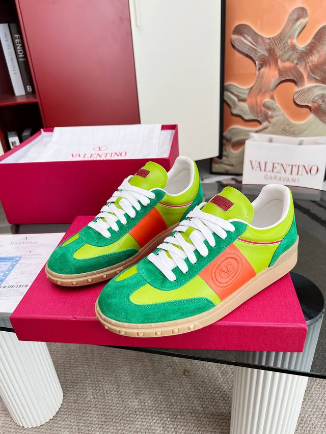 实价： 情侣款 高版本 Valentino华伦天奴 2025 Upvillage 情侣休闲运动鞋德训鞋 专业高端，完美复刻，品质一流，全部采用原版1:1材料制作