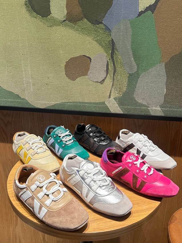 实价： 飞机盒+10 Louis Vuitton 25Ss Lv路易威登专柜最新复古德训鞋 ，芭蕾运动鞋 ，众多网红明星纷纷开秀上脚 ，这款系带休闲运动鞋妥妥的