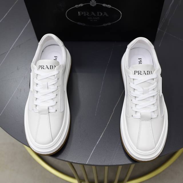 出厂价Pp： 品牌：普拉达Prada 标准码：38–44 45可订做 等级：官网同款 材料：原版牛皮面料 舒适猪皮内里 轻便耐磨大底 款式类别：男士时尚休闲鞋靴