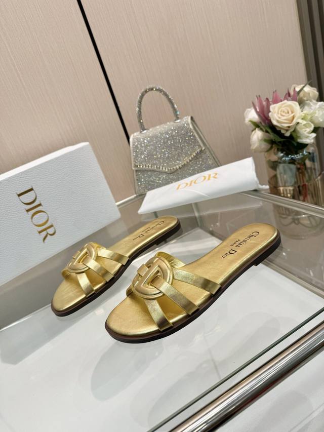 Dior 迪奥新款，9色可选，牛皮面料，码数35-42，出厂价P ，皮底220