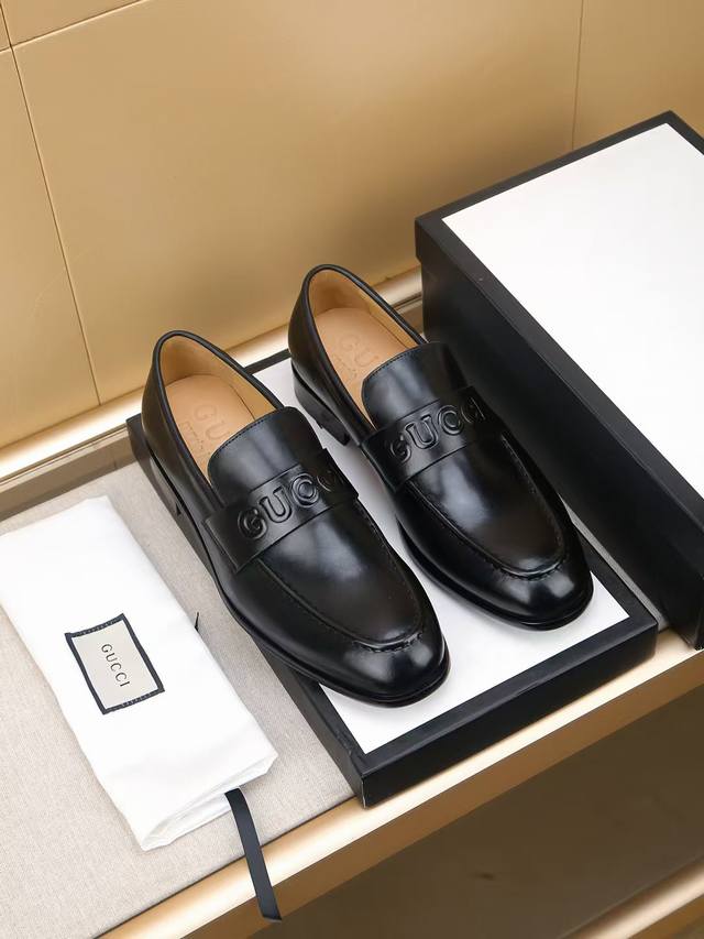 商品商标：Gucci 古驰 休闲皮鞋 正码码数: 39-44 38.45.46.47订制 商品材料：精选 进口头层小牛皮鞋面，进口牛皮内里。强烈立体视觉效果，原