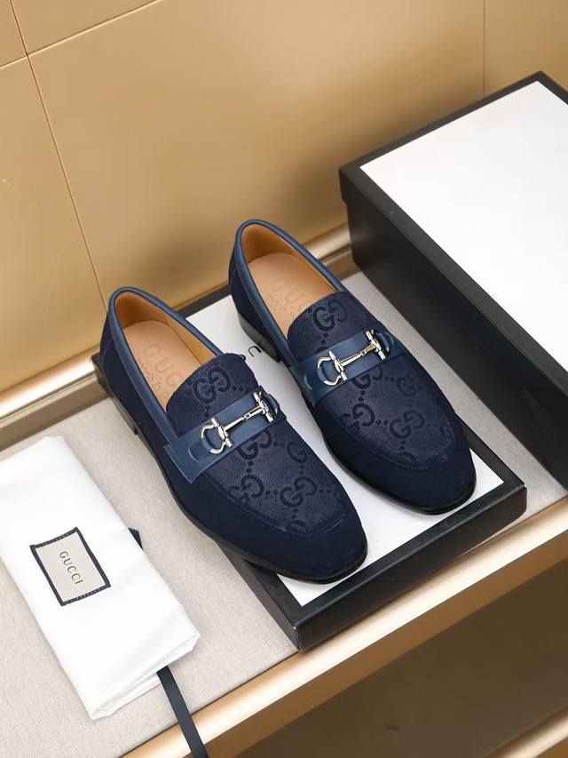 商品商标：Gucci 古驰 休闲皮鞋 正码码数: 39-44 38.45.46.47订制 商品材料：精选 进口头层布料鞋面+原版五金扣，进口牛皮内里。强烈立体视