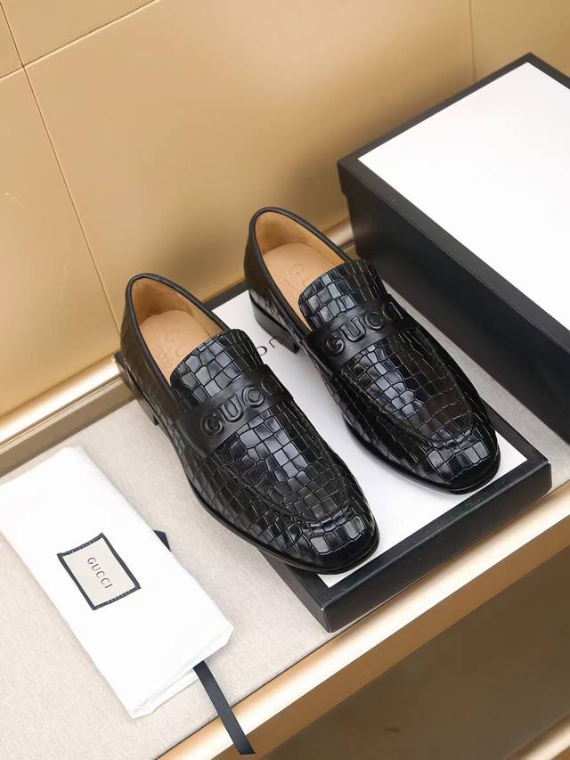 商品商标：Gucci 古驰 休闲皮鞋 正码码数: 39-44 38.45.46.47订制 商品材料：精选 进口头层小牛皮压花鞋面，进口牛皮内里。强烈立体视觉效果