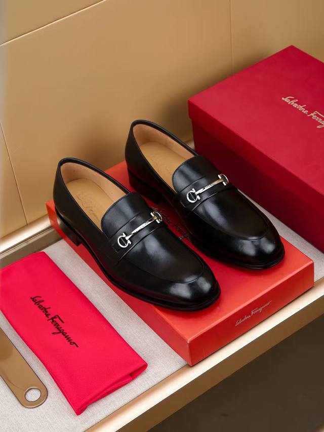 商品商标：Ferragamo 菲拉格慕 休闲皮鞋 正码码数: 39-44 38.45.46.47订制 商品材料：精选 进口头层小牛皮鞋面+原版五金扣，进口水染牛
