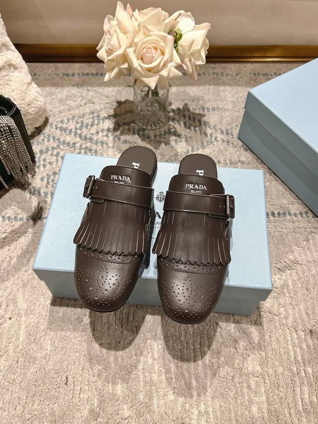 Prad已认证5 普拉达 2025春新品Prad拖鞋走秀款。 复古流苏拖鞋爆款！复古感时髦满满 随意百搭 时尚休闲 独到味道，人人都爱也轻松驾驭 每年都会爆.足
