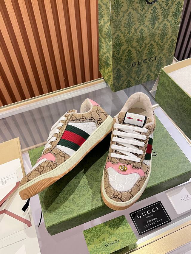 实价 。Gucci脏脏鞋 顶级工厂P品质，专柜一比一无可挑剔，穿上脚舒适度燃到爆表 复古做旧元素，鞋舌水洗复古标，金属双Glogo相识度99%，满面的Gucci