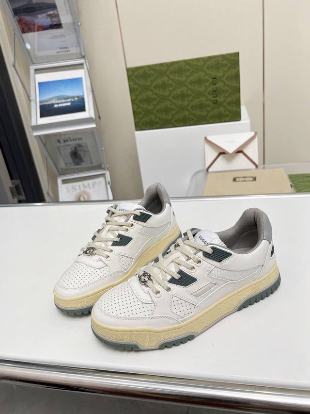 G家休闲系列全新系列继续从其他时代的日常生活中寻找灵感,并融入当下的设计精髓进口头层粒面牛皮制作,饰以经典双 G 字母扣尽显深厚的品牌标识内涵 面料:全粒面进口