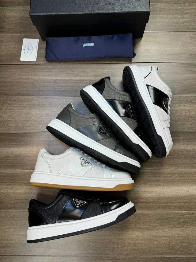 Prada 普拉达 -高端品质 原单 -鞋面：开边珠小牛皮、摔纹小牛皮、鞋身车缝品牌金属Logo扣件 -内里：水染牛皮 -大底：超轻Tpu发泡 橡胶；双色成型大
